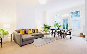 Spacious & Charming Garden Flat -Zone 2- Great For Central London Access
